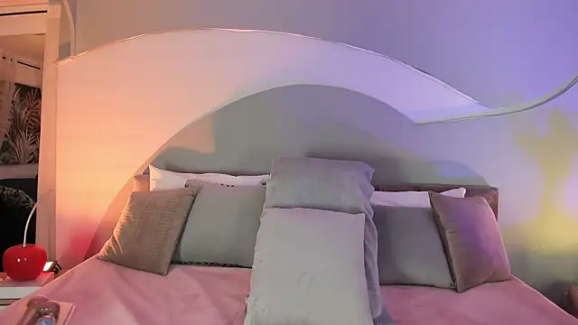 Nicolle W online show from 10.02.25