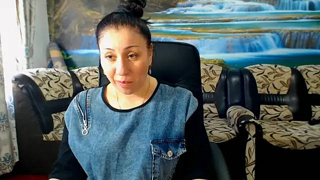 Snapshot of MoistMady chatting on 03.09.25 MoistMady online show from 03.09.25