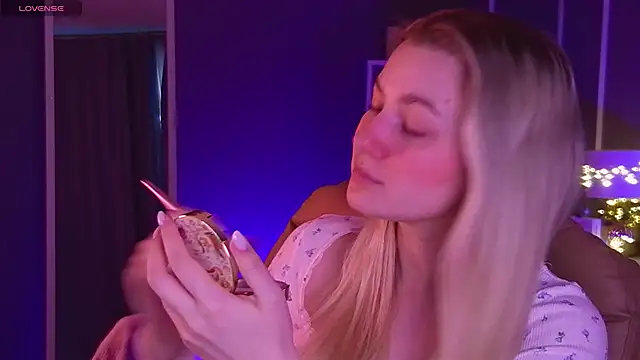 Snapshot of elinanortas chatting on 03.16.25 elinanortas online show from 03.16.25