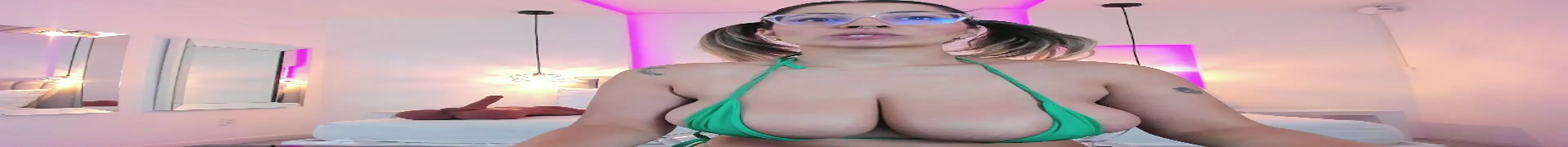 Snapshot of ValeryNova chatting on 01.04.25 ValeryNova online show from 01.04.25