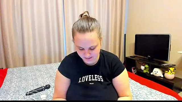 Snapshot of AlanaBrox chatting on 03.04.25 AlanaBrox online show from 03.04.25