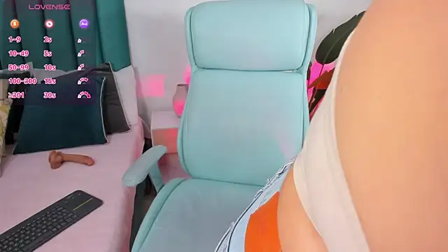 amy-thomson1 online show from 11.03.25