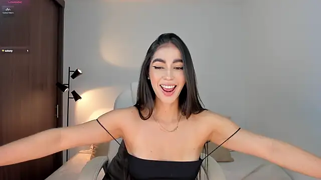 Snapshot of RebeccaBaxter chatting on 10.05.25 RebeccaBaxter online show from 10.05.25