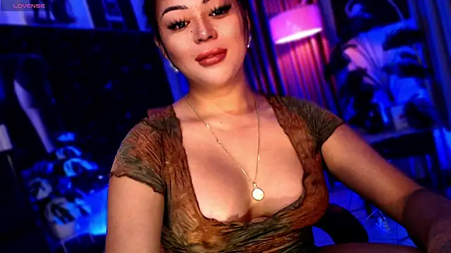 Snapshot of Thalia_Cambridge chatting on 10.23.25 Thalia Cambridge online show from 10.23.25