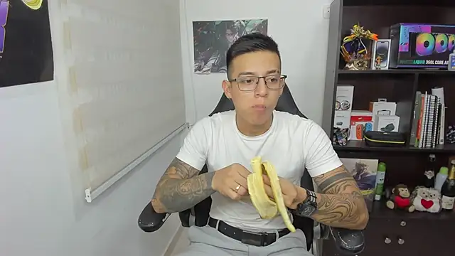 Snapshot of SIXXTOLOVE18 chatting on 03.08.25 SIXXTOLOVE18 online show from 03.08.25