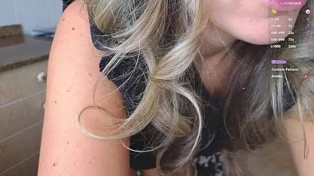 Snapshot of Lunamix chatting on 01.04.25 Lunamix online show from 01.04.25