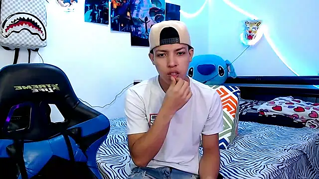 Snapshot of littleyork chatting on 02.05.25 littleyork online show from 02.05.25