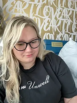 Snapshot of PiggyRose chatting on 10.12.25 PiggyRose online show from 10.12.25