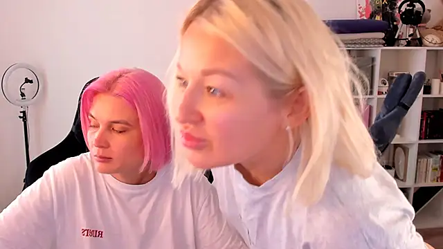Snapshot of hotblonds chatting on 09.19.25 hotblonds online show from 09.19.25