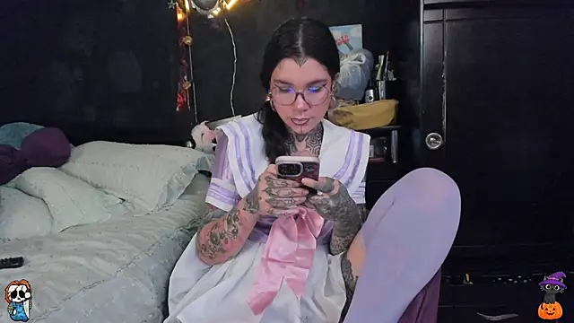 Snapshot of Lilmarieee chatting on 10.15.25 Lilmarieee online show from 10.15.25