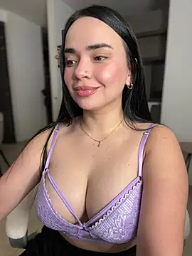 Snapshot of GeorginaJones chatting on 01.21.25 GeorginaJones online show from 01.21.25