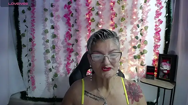 Snapshot of bety-cum2 chatting on 02.12.25 bety-cum2 online show from 02.12.25