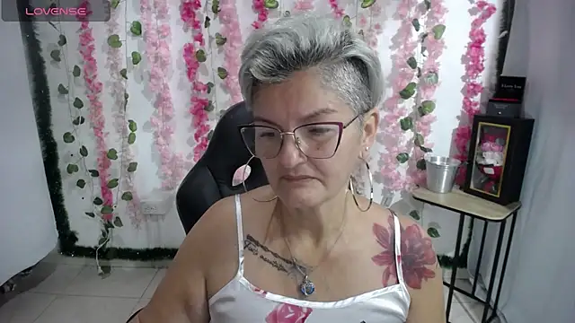 Snapshot of bety-cum2 chatting on 02.18.25 bety-cum2 online show from 02.18.25