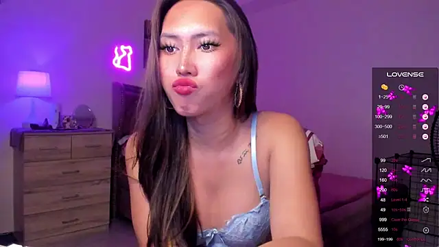 Snapshot of BombshellPH chatting on 12.23.24 BombshellPH online show from 12.23.24