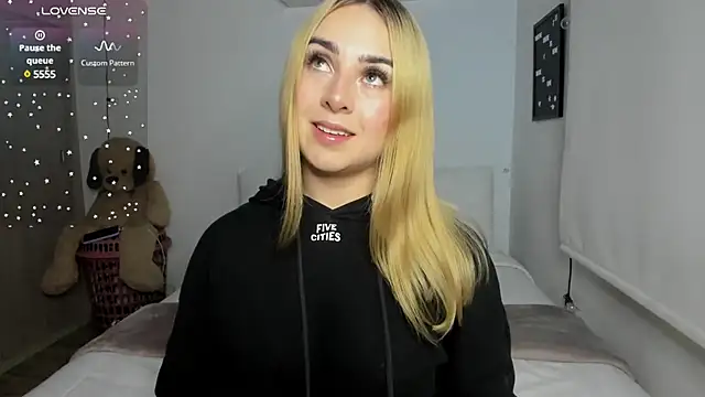 Snapshot of sophi_mooreno chatting on 03.12.25 sophi mooreno online show from 03.12.25