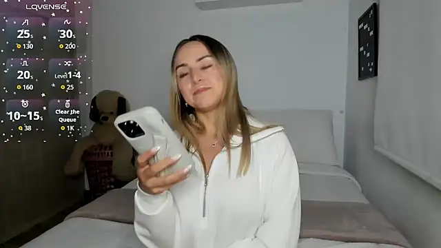 Snapshot of sophi_mooreno chatting on 09.15.25 sophi mooreno online show from 09.15.25