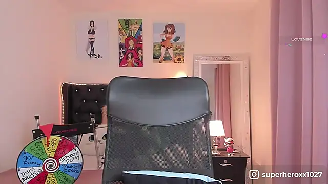 Snapshot of superheroxx chatting on 09.10.25 superheroxx online show from 09.10.25