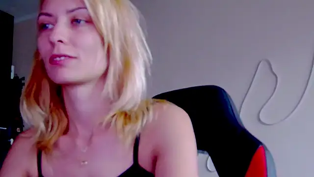 Snapshot of karo123421 chatting on 10.04.25 karo123421 online show from 10.04.25