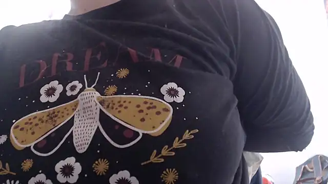 Snapshot of andreaisis2 chatting on 10.28.25 andreaisis2 online show from 10.28.25