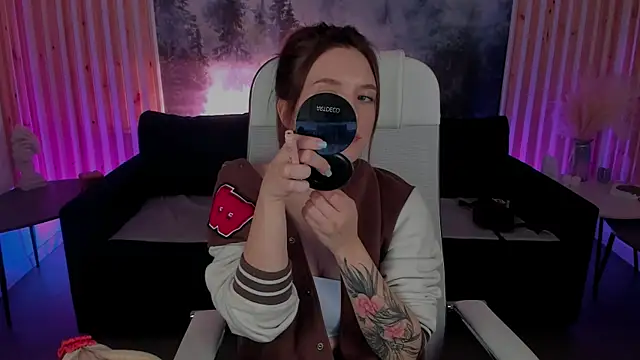 Snapshot of JennyDens chatting on 02.10.25 JennyDens online show from 02.10.25