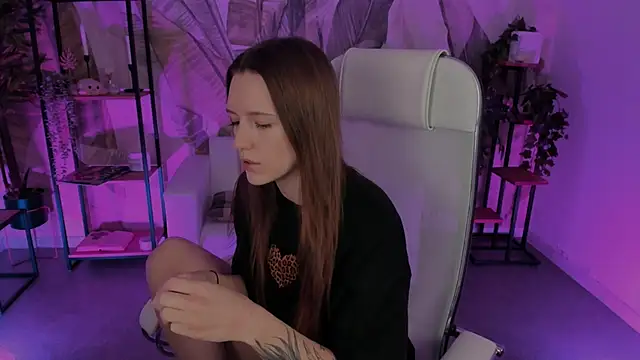 Snapshot of JennyDens chatting on 02.21.25 JennyDens online show from 02.21.25