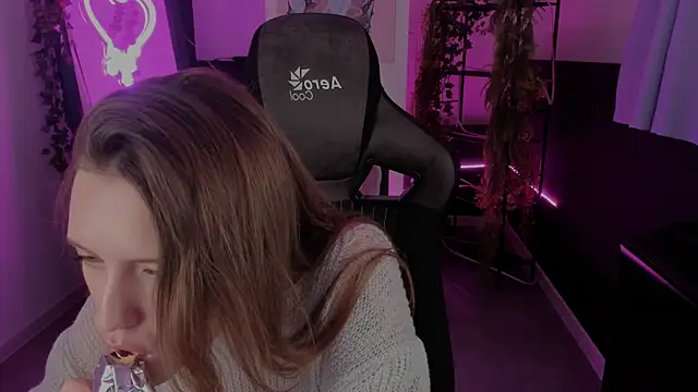 Snapshot of JennyDens chatting on 09.30.25 JennyDens online show from 09.30.25