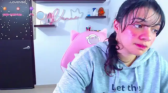 Snapshot of Vannessa__Shy chatting on 02.05.25 Vannessa  Shy online show from 02.05.25