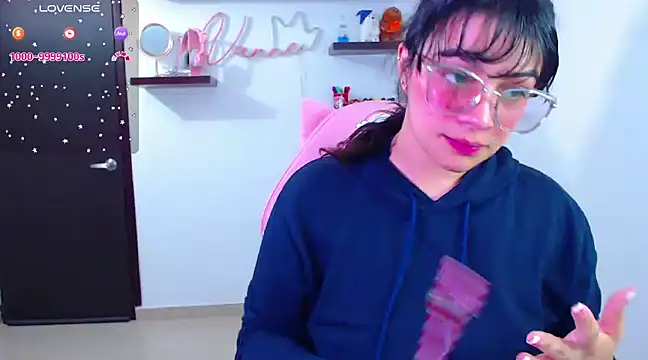 Snapshot of Vannessa__Shy chatting on 02.18.25 Vannessa  Shy online show from 02.18.25