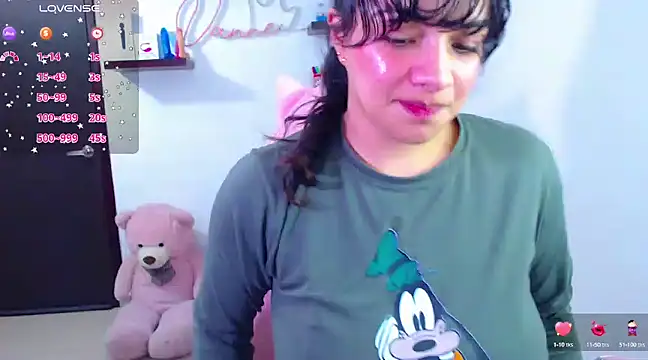 Snapshot of Vannessa__Shy chatting on 03.04.25 Vannessa  Shy online show from 03.04.25