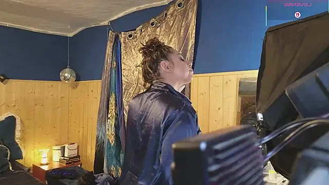 Snapshot of VanessaDoyle chatting on 03.04.25 VanessaDoyle online show from 03.04.25