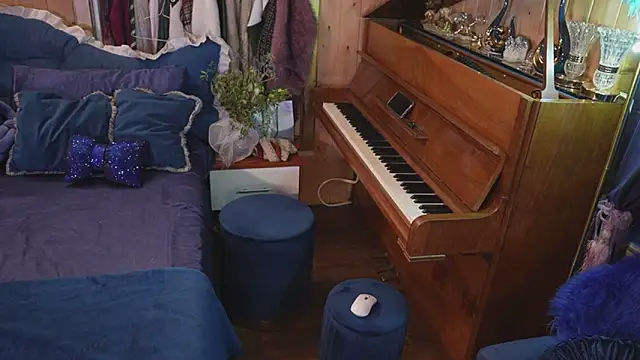 Snapshot of VanessaDoyle chatting on 11.04.25 VanessaDoyle online show from 11.04.25