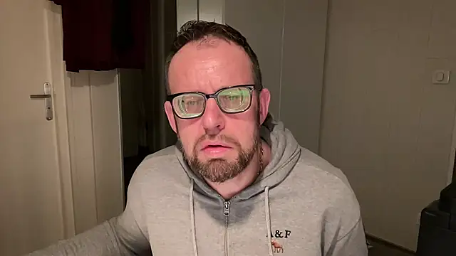 Snapshot of FABIOGLASSES chatting on 12.22.24 FABIOGLASSES online show from 12.22.24