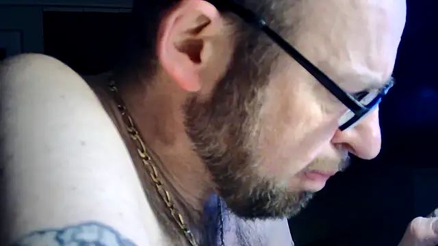 Snapshot of FABIOGLASSES chatting on 11.15.25 FABIOGLASSES online show from 11.15.25