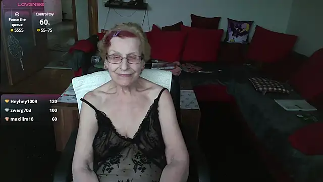 Snapshot of HeisseomaOriginal chatting on 02.25.25 HeisseomaOriginal online show from 02.25.25