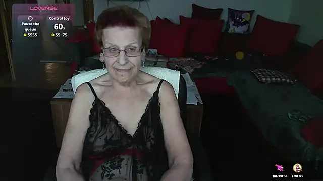 Snapshot of HeisseomaOriginal chatting on 10.19.25 HeisseomaOriginal online show from 10.19.25