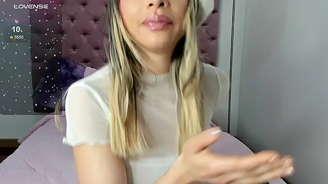 Snapshot of alissondomitt chatting on 02.25.25 alissondomitt online show from 02.25.25
