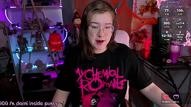 Snapshot of HunnyyLove chatting on 10.12.25 HunnyyLove online show from 10.12.25