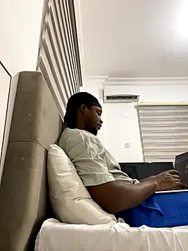 Snapshot of finefinance chatting on 10.10.25 finefinance online show from 10.10.25