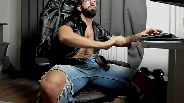 Snapshot of liamaesthetic chatting on 12.23.24 liamaesthetic online show from 12.23.24