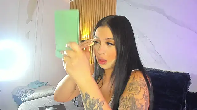 Snapshot of emilyconer chatting on 10.09.25 emilyconer online show from 10.09.25