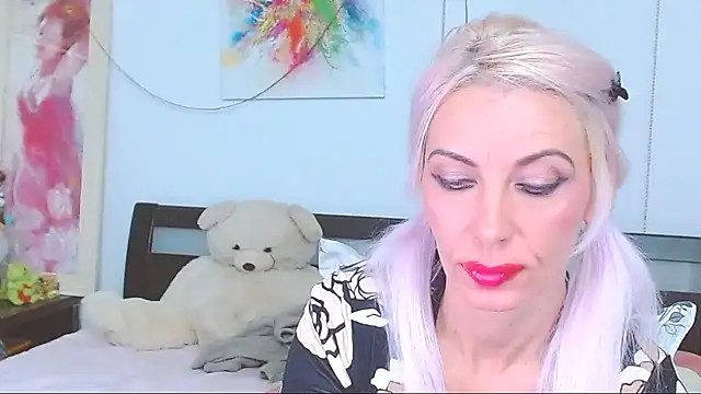 HoneyLara online show from 10.05.25