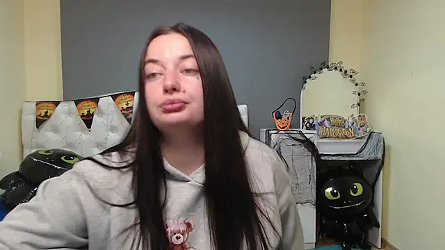 Snapshot of MilanaPrice chatting on 10.18.25 MilanaPrice online show from 10.18.25