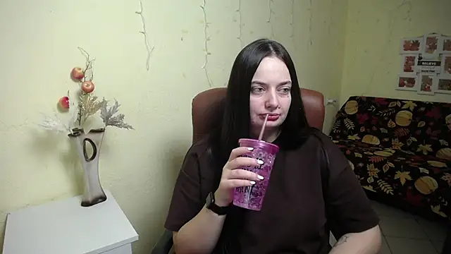 Snapshot of MilanaPrice chatting on 11.15.25 MilanaPrice online show from 11.15.25