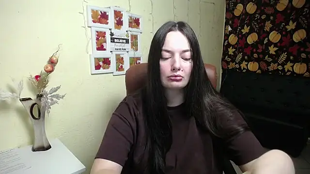 Snapshot of MilanaPrice chatting on 11.22.25 MilanaPrice online show from 11.22.25