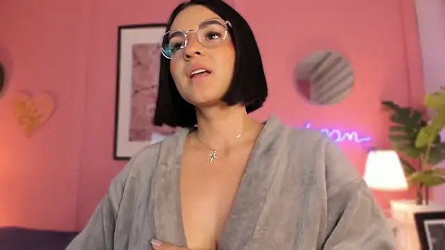 Snapshot of SoySaraa chatting on 02.21.25 SoySaraa online show from 02.21.25