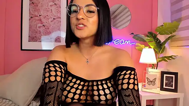 Snapshot of SoySaraa chatting on 03.18.25 SoySaraa online show from 03.18.25