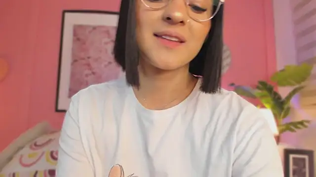 Snapshot of SoySaraa chatting on 03.19.25 SoySaraa online show from 03.19.25