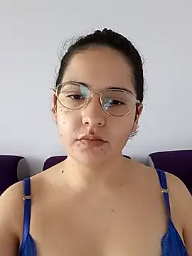 Snapshot of MiaLaurenzz chatting on 10.04.25 MiaLaurenzz online show from 10.04.25
