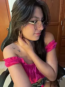 Snapshot of loolla_23 chatting on 03.12.25 loolla 23 online show from 03.12.25