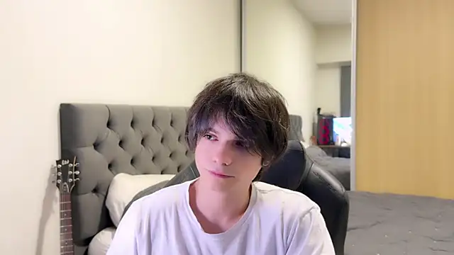 Snapshot of SasukeUhchiaa chatting on 12.19.24 SasukeUhchiaa online show from 12.19.24